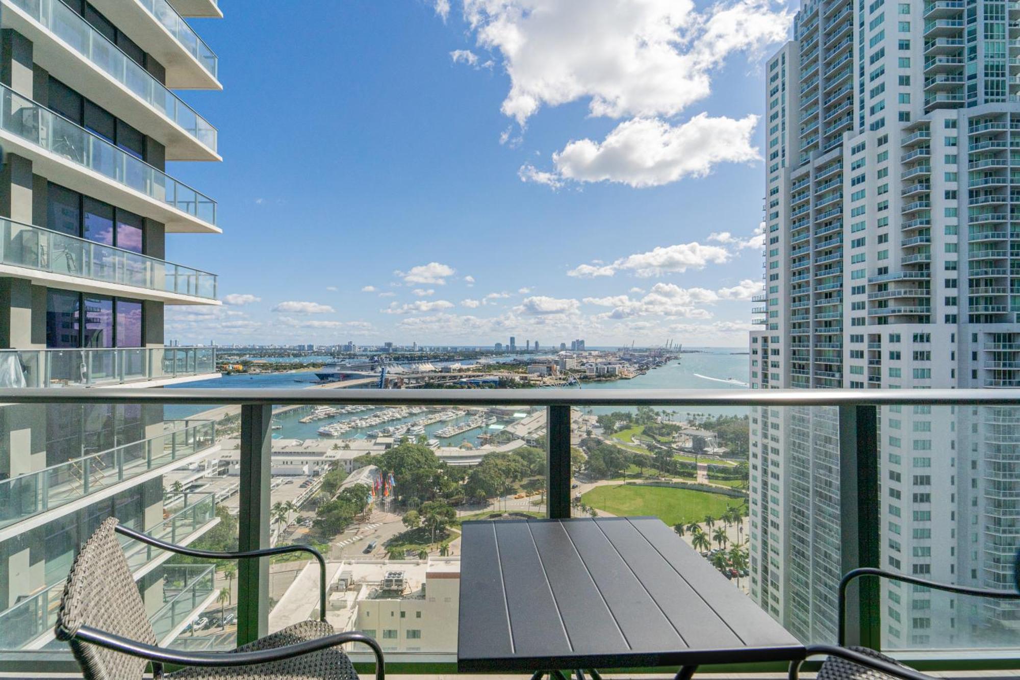 Devereaux Miami Luxury One-Bedroom And Studios Екстериор снимка
