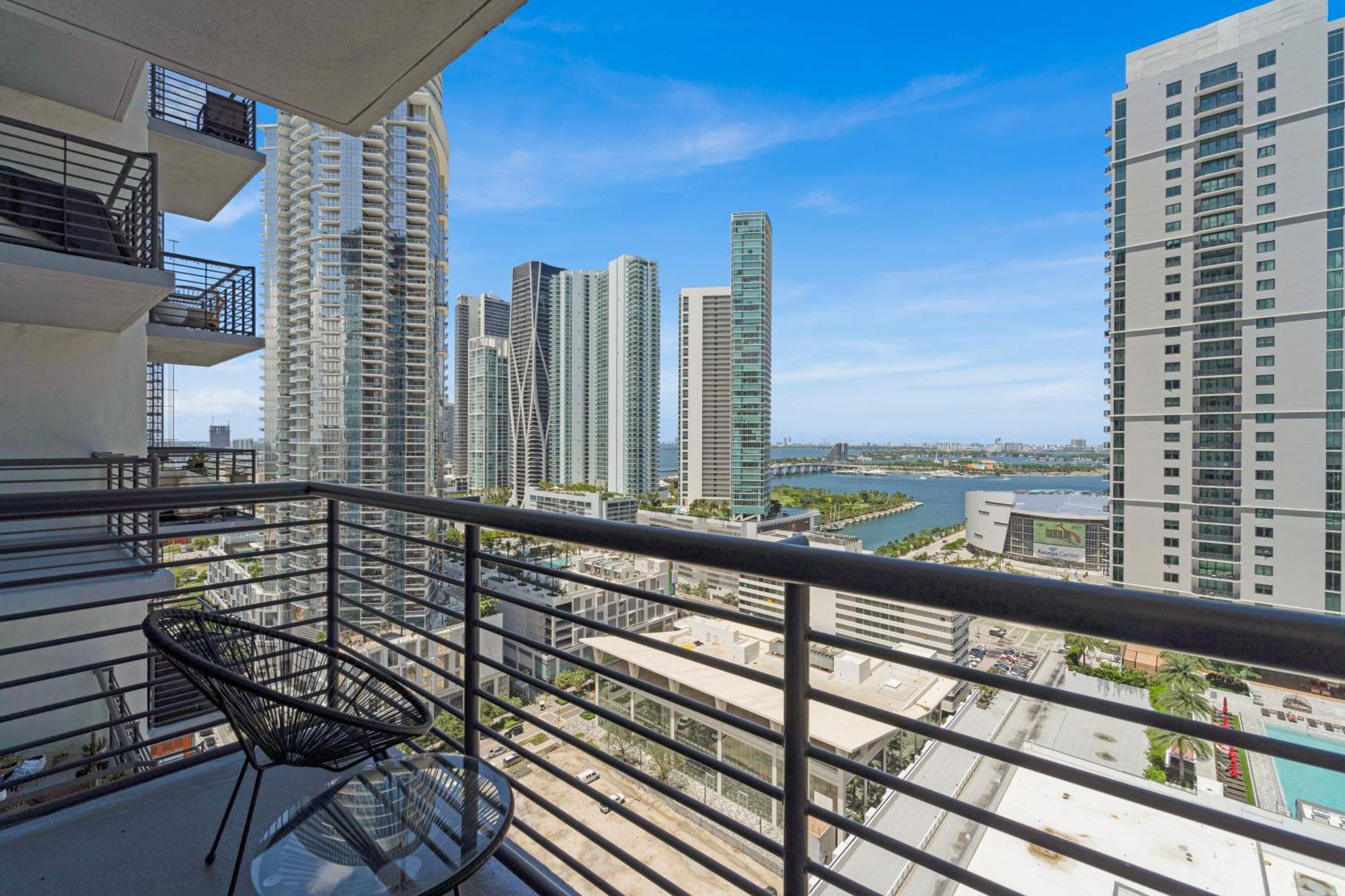Devereaux Miami Luxury One-Bedroom And Studios Екстериор снимка